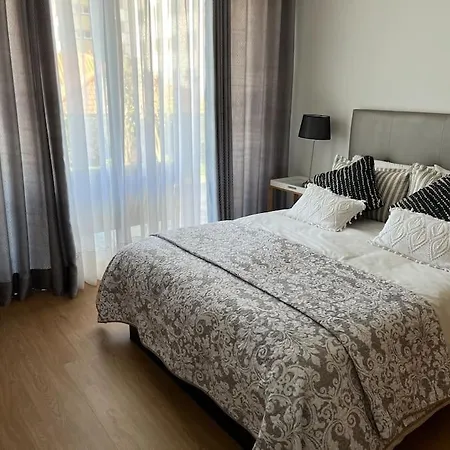 Moradia Com Piscina No * Caniço