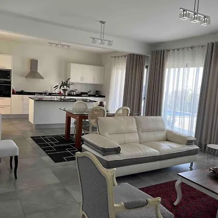 Moradia Com Piscina No * Caniço