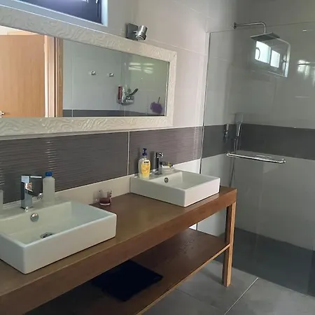 Moradia Com Piscina No *