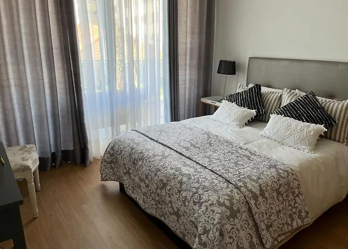 Moradia Com Piscina No * Caniço