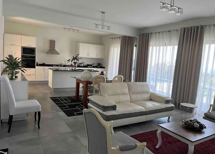 Moradia Com Piscina No * Caniço