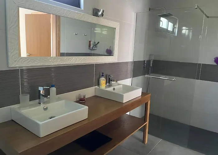 Moradia Com Piscina No *