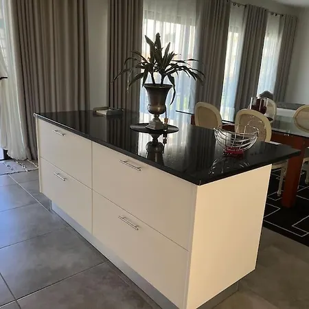 Moradia Com Piscina No * Caniço