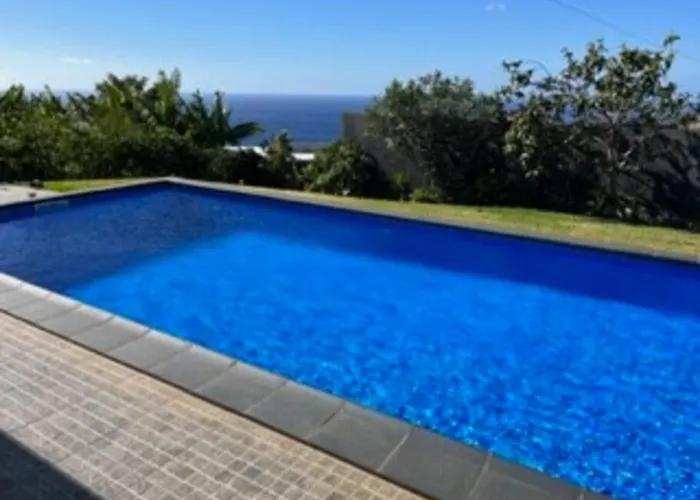 Moradia Com Piscina No *