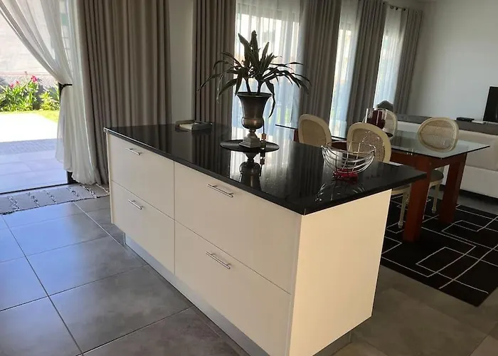 Moradia Com Piscina No * Caniço